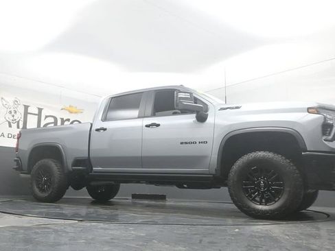 Used 2024 Chevrolet Silverado 2500 ZR2 w/ Technology Package image 2