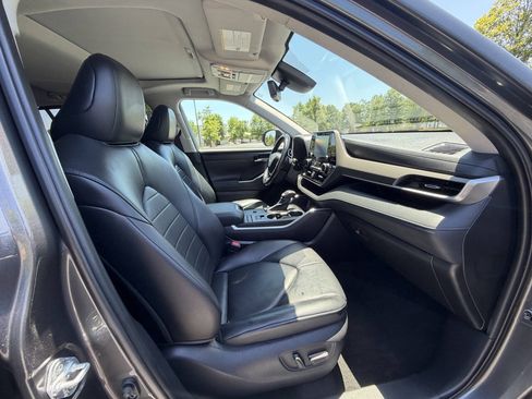Used 2021 Toyota Highlander XLE FWD image 17