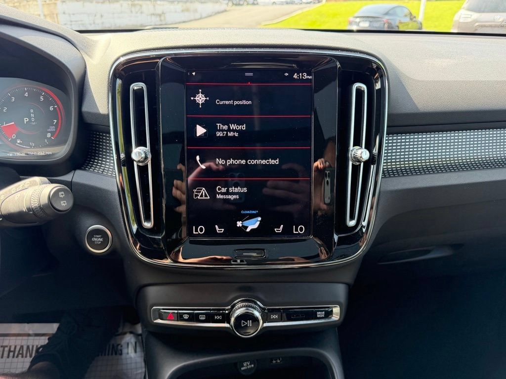 Used 2022 Volvo XC40 T5 R-Design AWD/4WD image 9