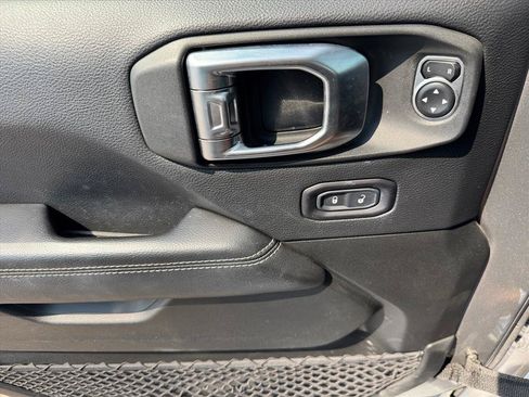 Used 2018 Jeep Wrangler Unlimited Sahara AWD/4WD image 17