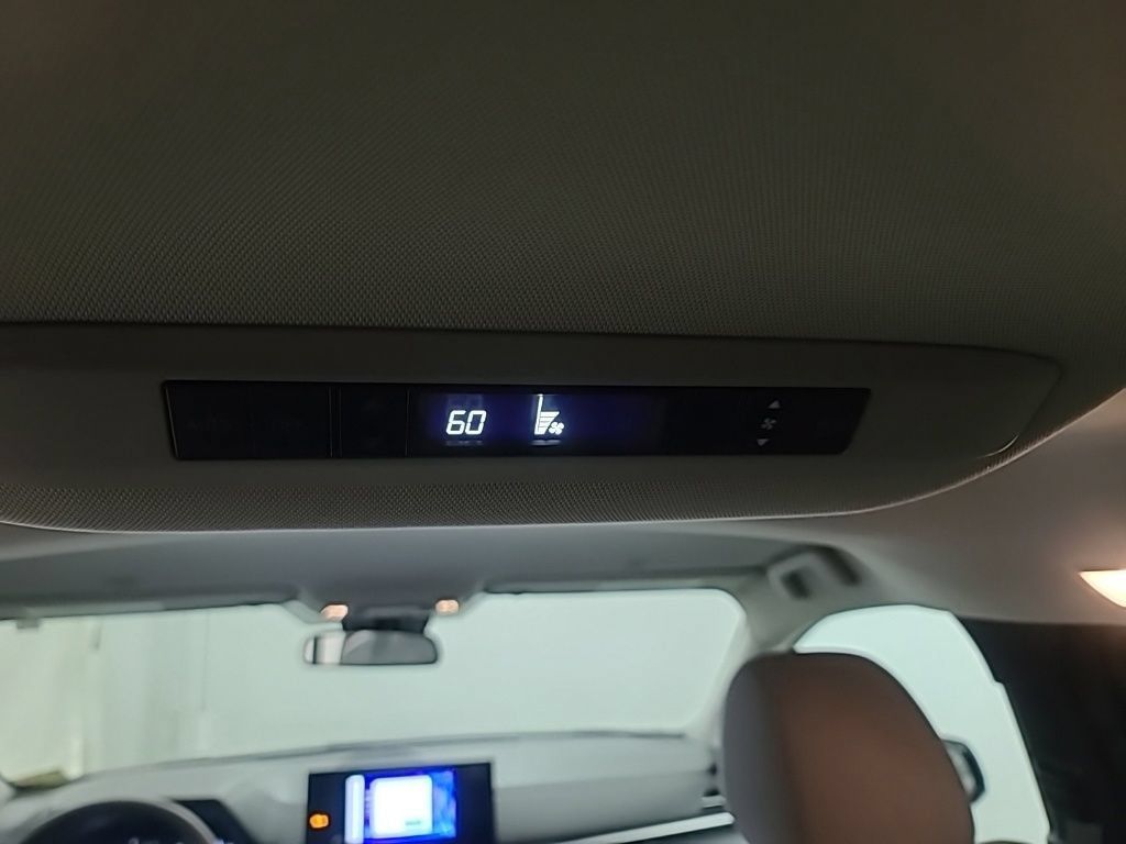 Used 2025 Toyota Sienna LE FWD image 24