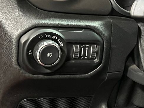 Used 2020 Jeep Wrangler Unlimited Sahara image 21