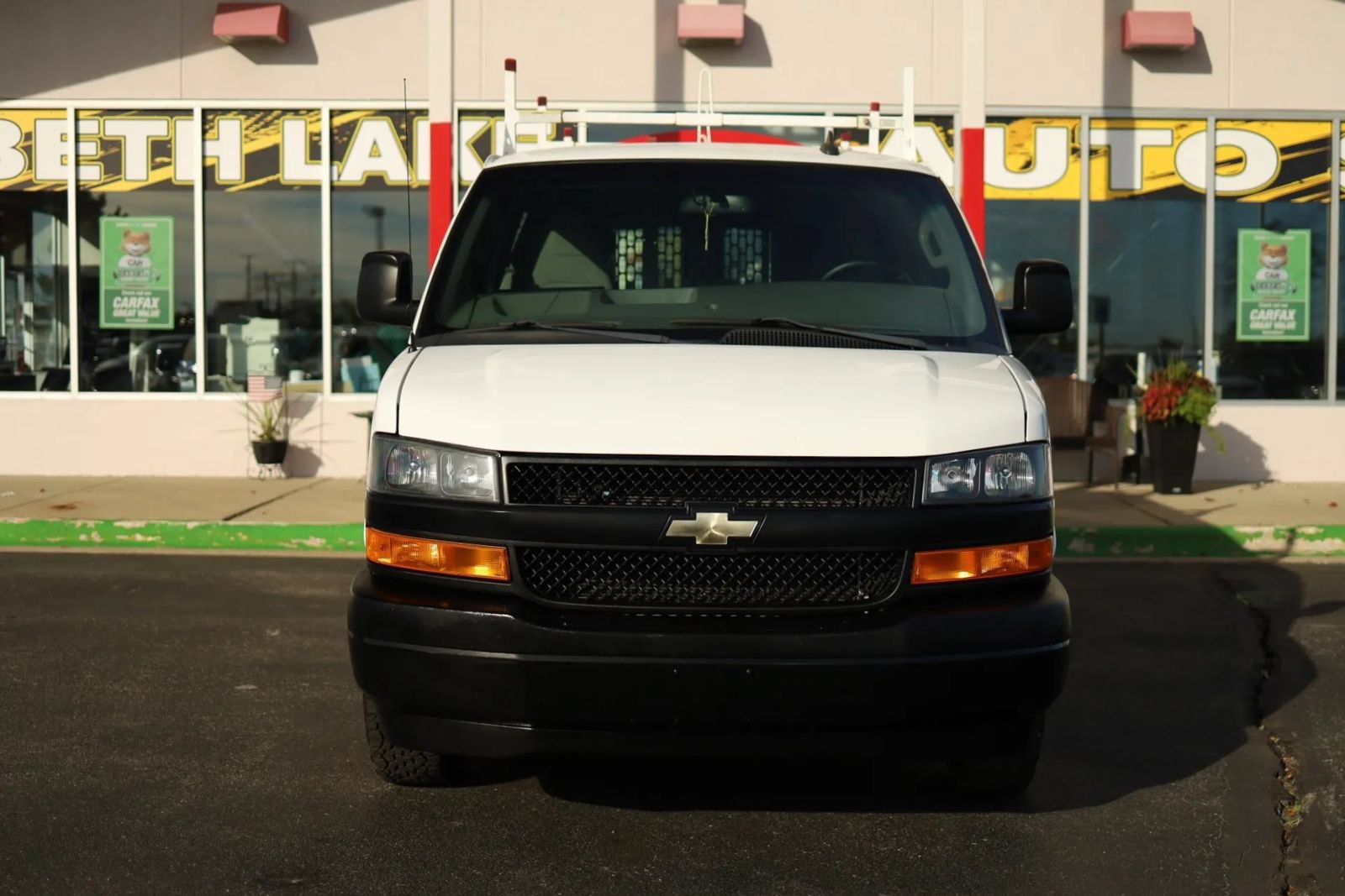 Used 2018 Chevrolet Express 2500 RWD image 2