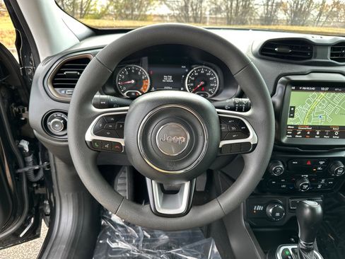 Used 2023 Jeep Renegade Latitude image 23
