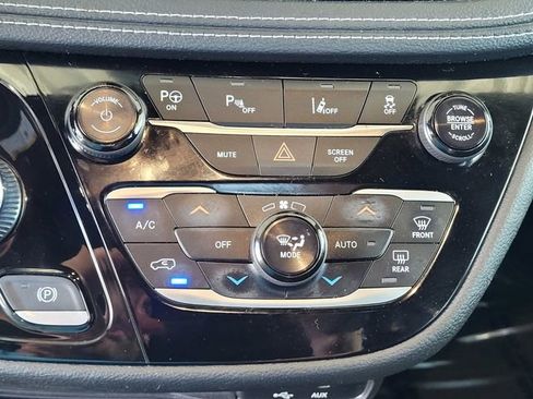 Used 2019 Chrysler Pacifica Limited w/ Advanced Safetytec Group FWD image 21