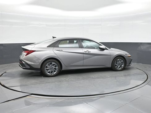 Used 2024 Hyundai Elantra SEL FWD image 9