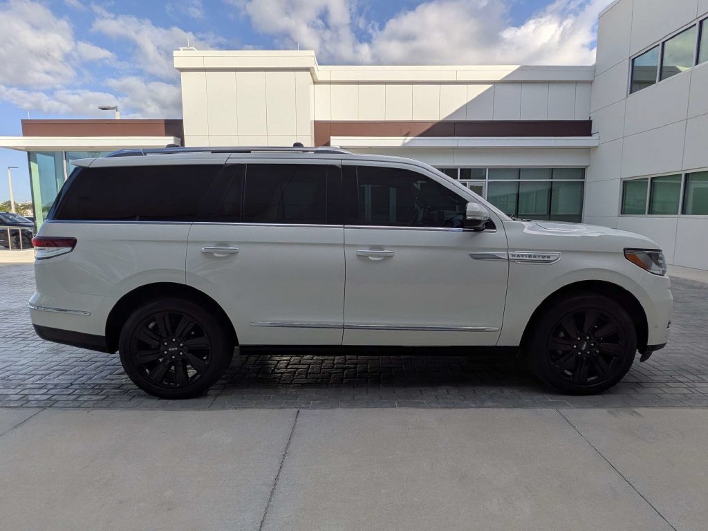 Certified 2024 Lincoln Navigator Reserve AWD/4WD image 6