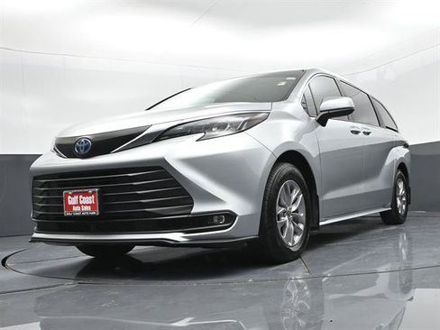 Used 2025 Toyota Sienna XLE FWD image 32