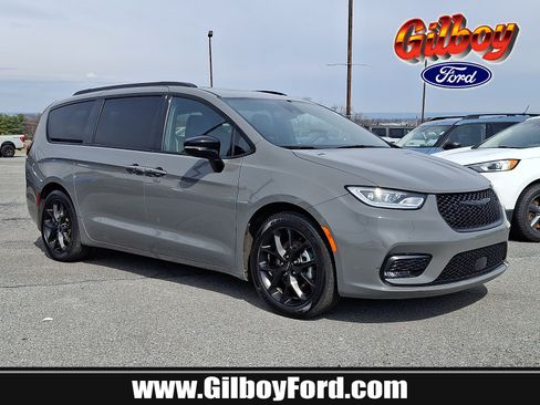 Used 2025 Chrysler Pacifica Limited FWD image 1