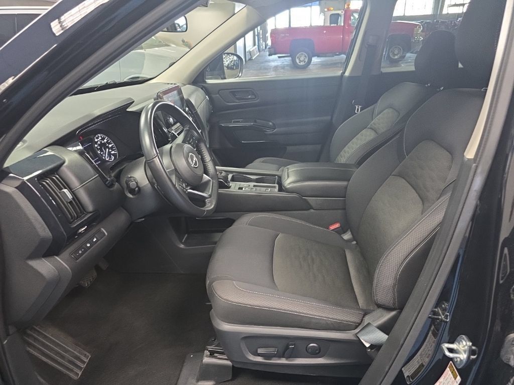 Used 2025 Nissan Pathfinder SV FWD image 23