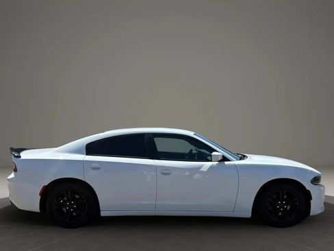 Used 2017 Dodge Charger SE RWD image 5