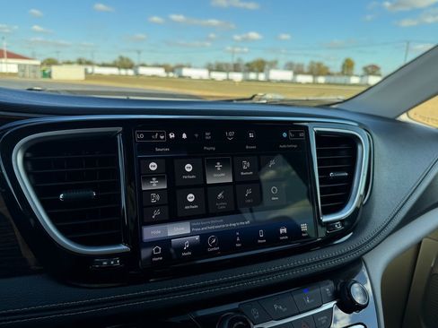 Used 2023 Chrysler Pacifica Limited image 23