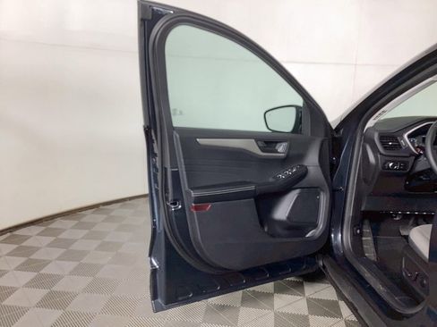 Used 2022 Ford Escape SE w/ SE Sport Appearance Package image 16