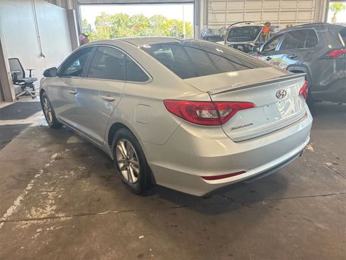 Used 2016 Hyundai Sonata SE FWD image 2
