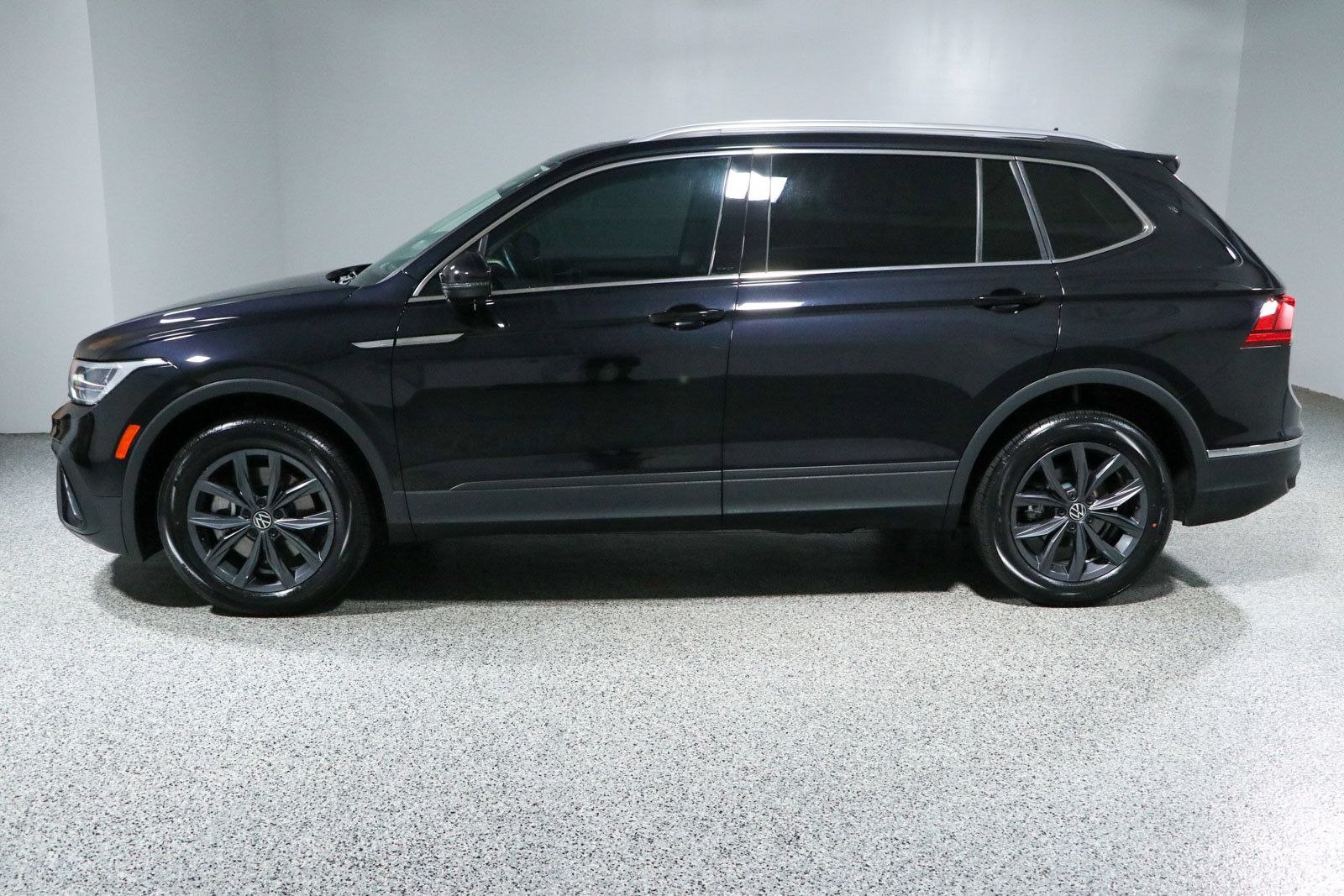 Used 2022 Volkswagen Tiguan SE w/ Panoramic Sunroof Package AWD/4WD image 10