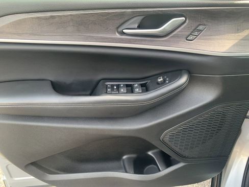 Used 2024 Jeep Grand Cherokee L Limited w/ Black Appearance Package image 11