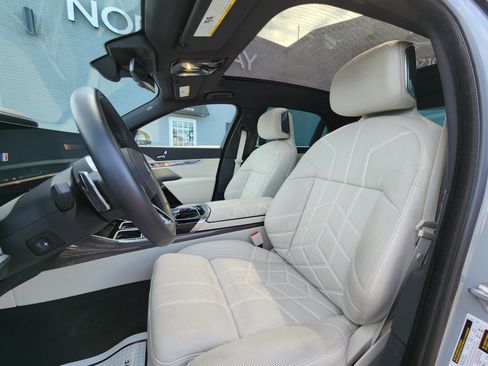 Used 2023 BMW i7 xDrive60 w/ Parking Assistance Package AWD/4WD image 19