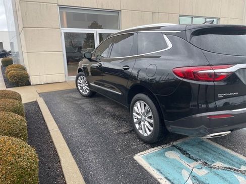 Used 2021 Buick Enclave Essence image 4