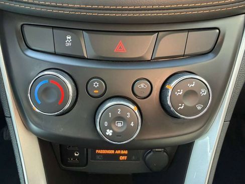 Used 2019 Chevrolet Trax LT w/ LT Convenience Package image 28