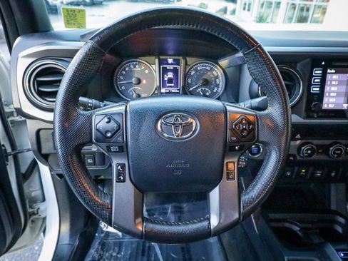 Used 2018 Toyota Tacoma TRD Off-Road w/ Technology Package image 20