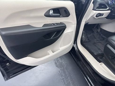 Used 2024 Chrysler Pacifica Touring-L FWD image 35