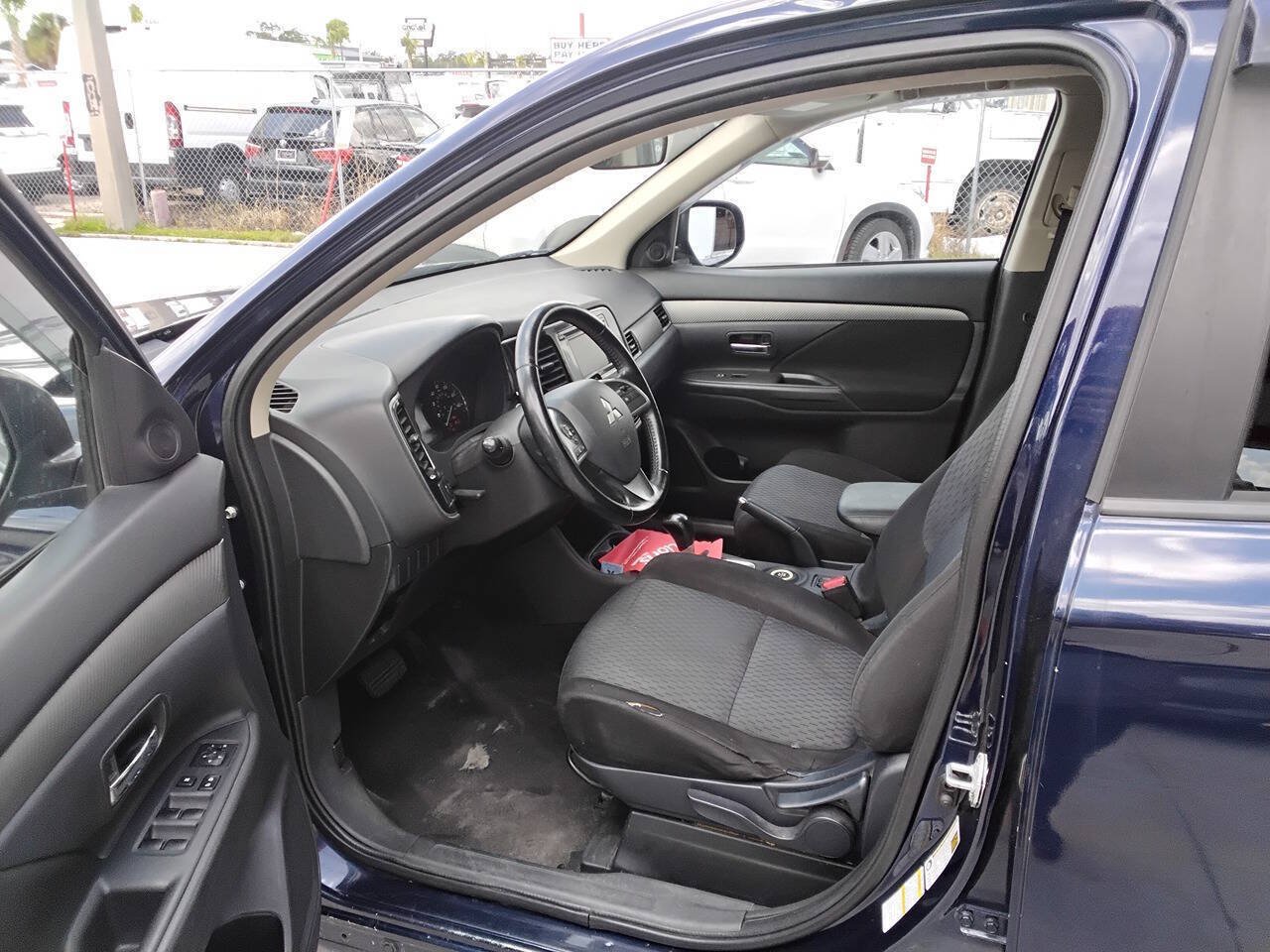 Used 2014 Mitsubishi Outlander SE AWD/4WD image 6