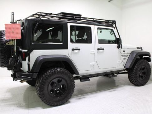 Used 2015 Jeep Wrangler Unlimited Rubicon w/ Connectivity Group AWD/4WD image 9