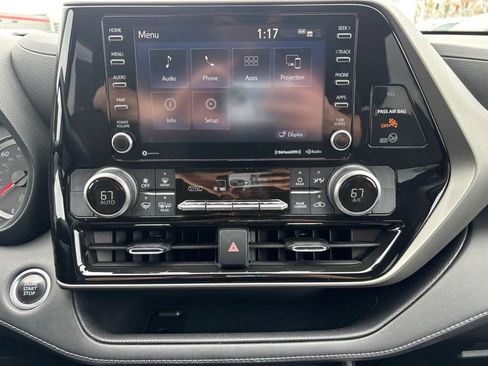 Used 2021 Toyota Highlander LE AWD/4WD image 9