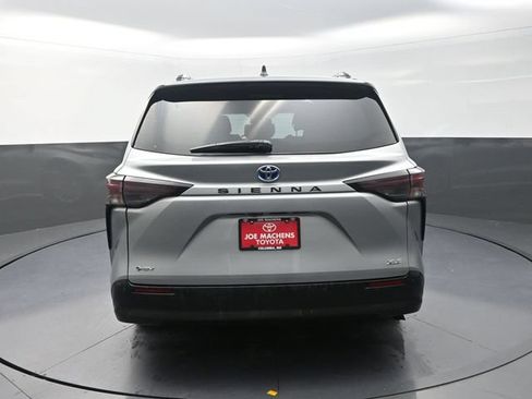 Used 2025 Toyota Sienna XLE FWD image 7