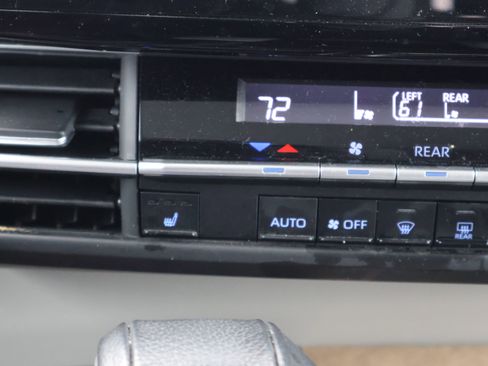 Used 2024 Toyota Sienna XLE image 28