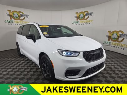 Certified 2024 Chrysler Pacifica Limited w/ Uconnect Theater Family Group