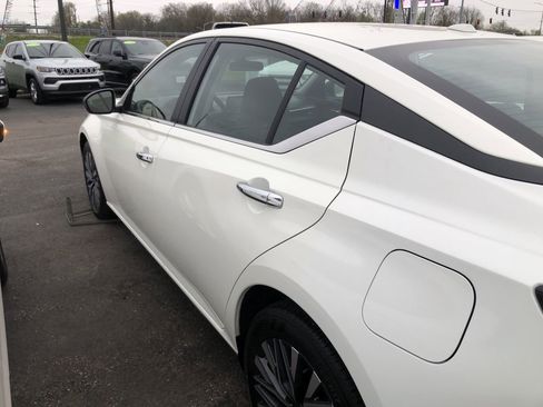 Used 2025 Nissan Altima 2.5 SV image 3