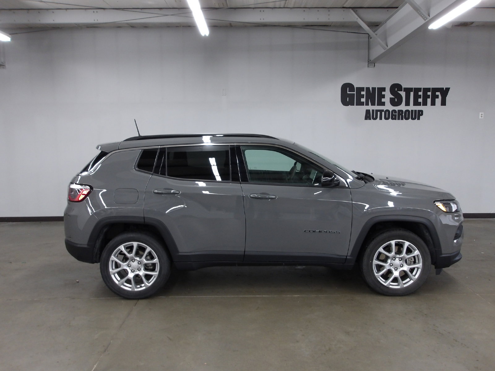 Used 2023 Jeep Compass Latitude AWD/4WD image 3