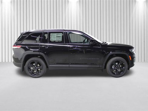 New 2025 Jeep Grand Cherokee Altitude image 2