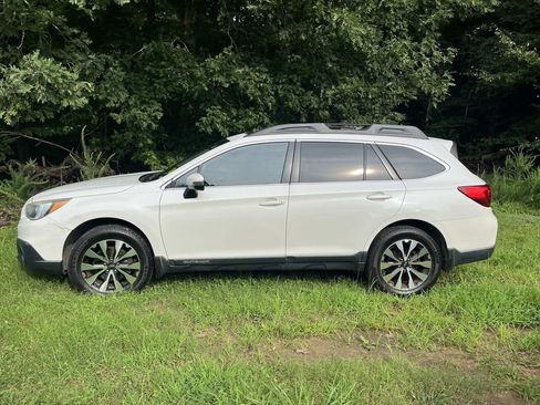 Used 2016 Subaru Outback 2.5i Limited AWD/4WD image 6