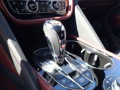 Used 2025 Bentley Bentayga image 20