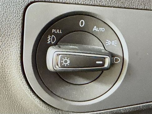 Used 2020 Volkswagen Tiguan SEL image 10