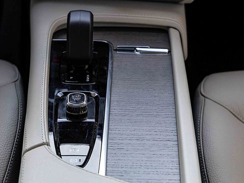 Used 2024 Volvo XC90 B5 Plus image 13