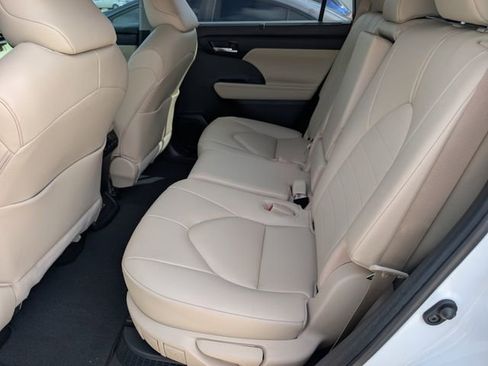 Used 2023 Toyota Highlander XLE AWD/4WD image 26