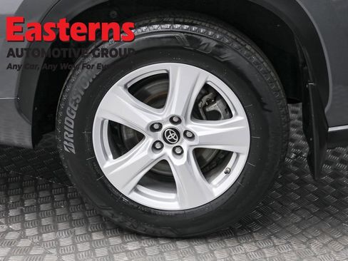 Used 2024 Toyota Highlander LE image 8