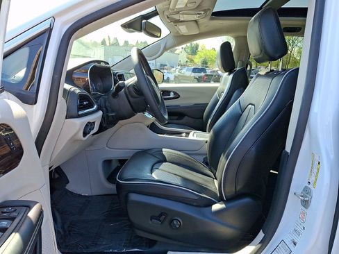 Certified 2024 Chrysler Pacifica Limited FWD image 16