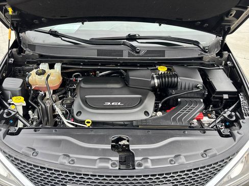 Used 2017 Chrysler Pacifica Touring-L FWD image 10
