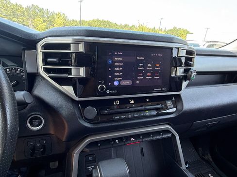 Used 2022 Toyota Tundra SR5 w/ SR5 Convenience Package AWD/4WD image 32