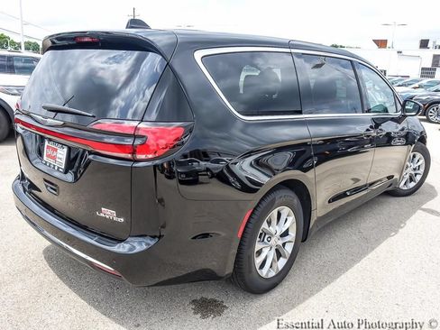 Used 2026 Chrysler Pacifica Limited FWD image 10