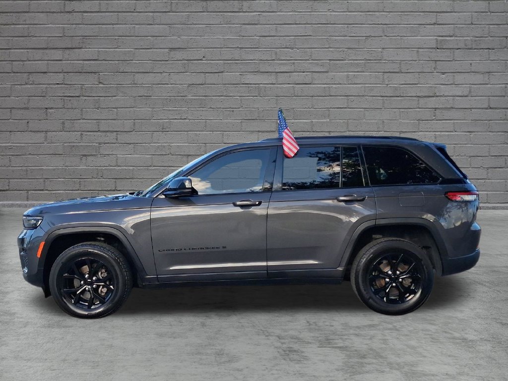 Used 2024 Jeep Grand Cherokee Altitude RWD image 4