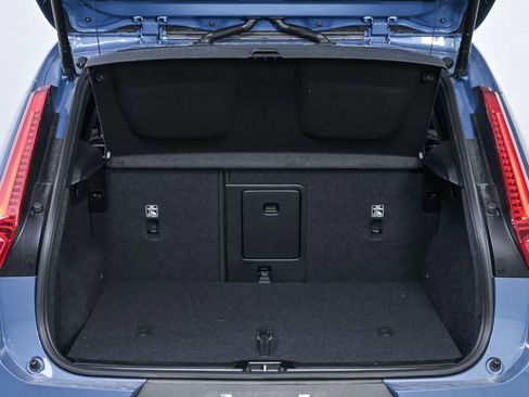 Certified 2025 Volvo XC40 B5 Plus image 32