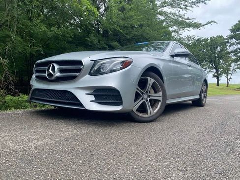 Used 2017 Mercedes-Benz E 300 4MATIC image 2
