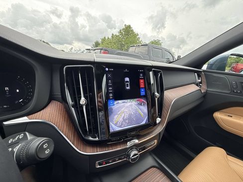 Used 2023 Volvo XC60 B5 Ultimate w/ Climate Package FWD image 21