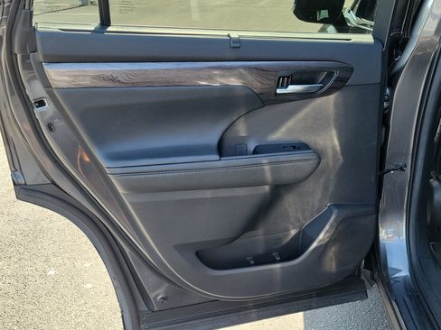 Used 2021 Toyota Highlander Limited FWD image 13