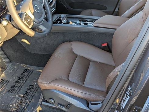 Used 2022 Volvo XC60 B5 Momentum w/ Advanced Package image 11